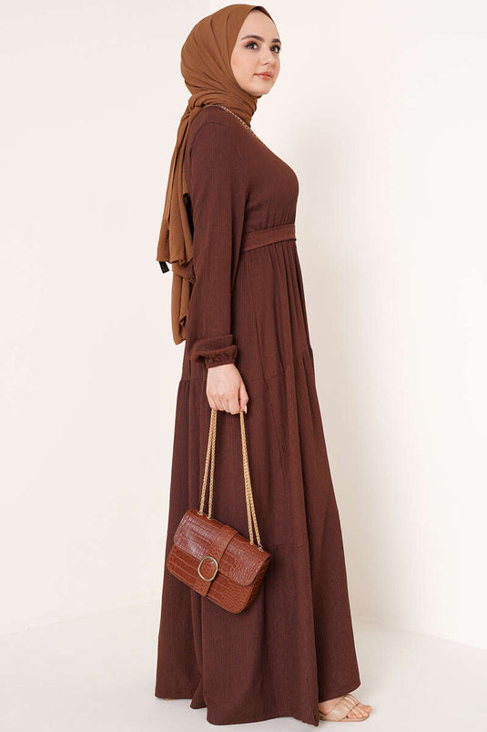 Robe en crêpe à plusieurs épaisseurs avec ceinture marron