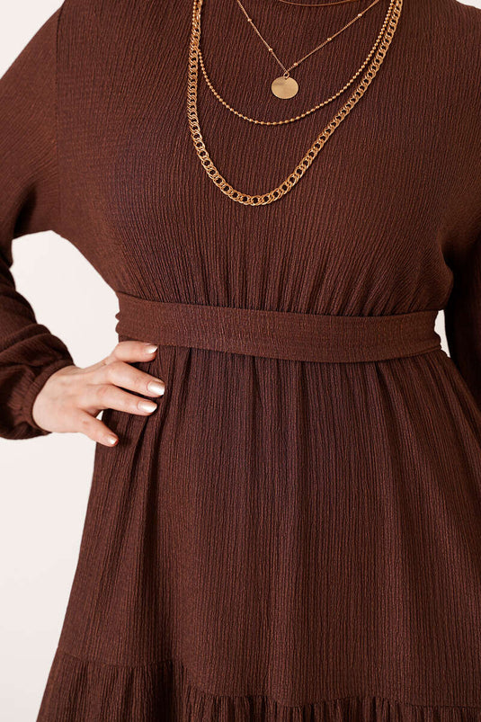 Robe en crêpe à plusieurs épaisseurs avec ceinture marron