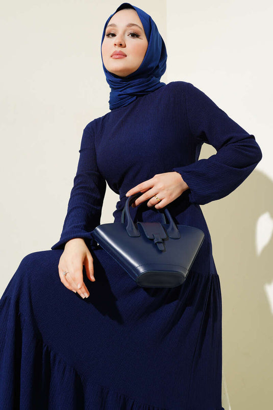 Robe bleu marine en crêpe à volants et ceinture