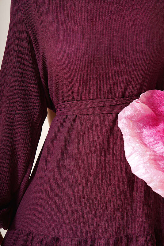 Mehrlagiges Crêpe-Kleid mit Gürtel Pflaume