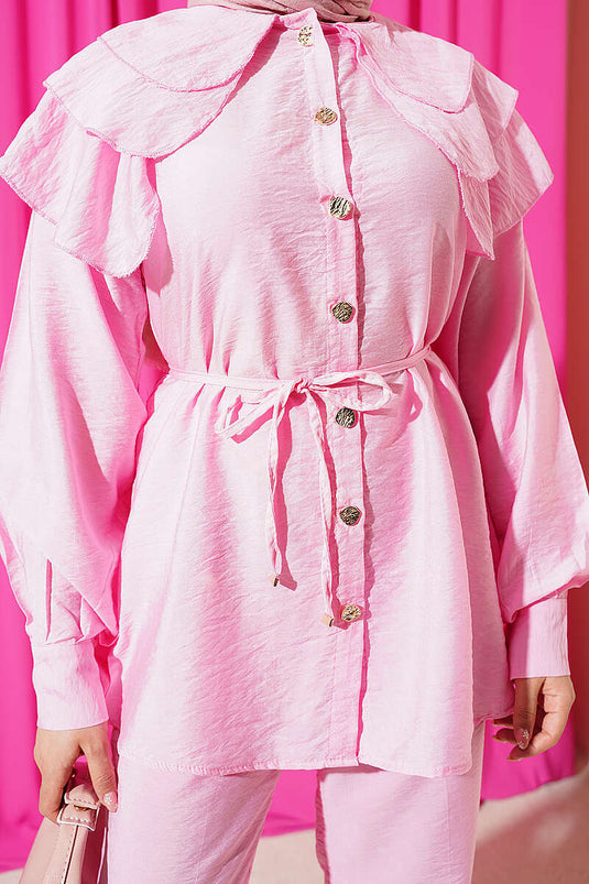 Ensemble deux pièces rose avec col en V et ceinture à cordon