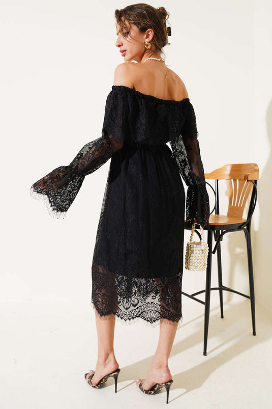 Schwarzes Midikleid aus Spitze mit U-Boot-Ausschnitt