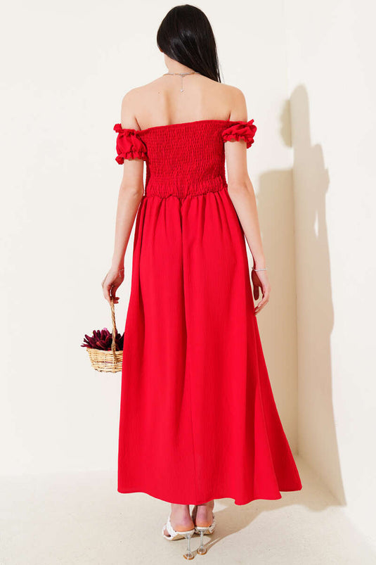 Rotes Kleid mit U-Boot-Ausschnitt und Lochstickerei