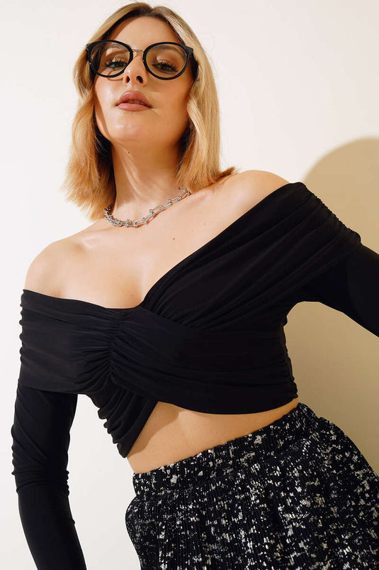 Schwarze Bluse mit U-Boot-Ausschnitt und Raffung vorne