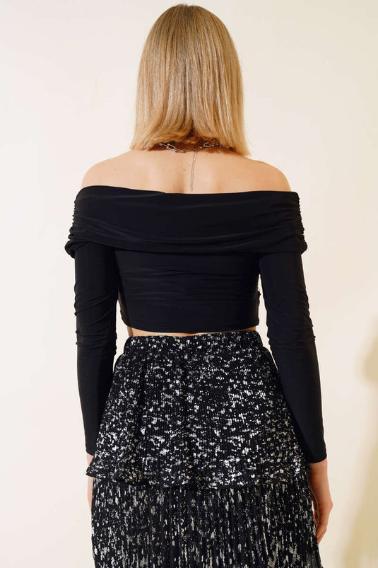 Schwarze Bluse mit U-Boot-Ausschnitt und Raffung vorne