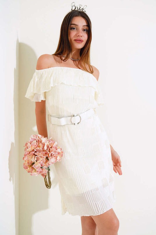 Robe plissée crème à col bateau