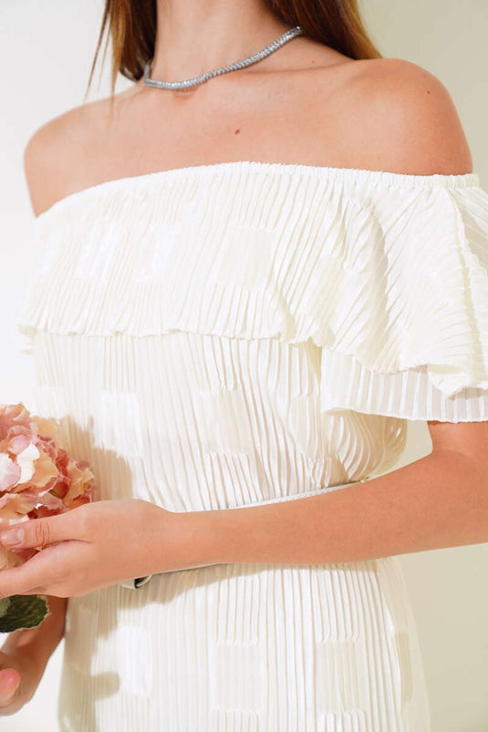 Robe plissée crème à col bateau