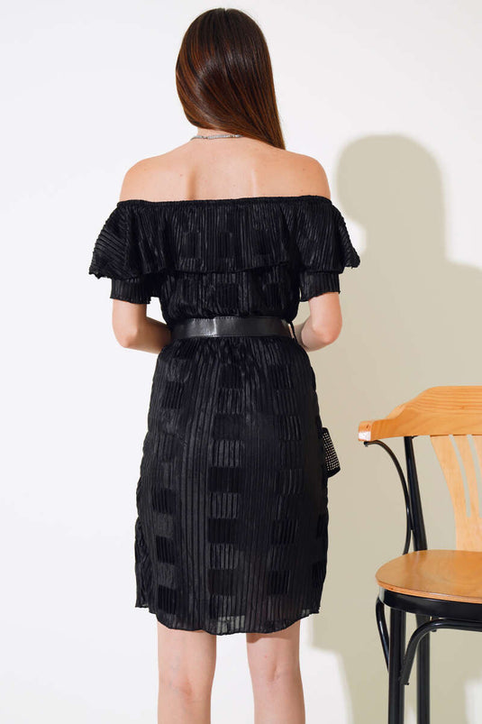 Robe plissée noire à col bateau