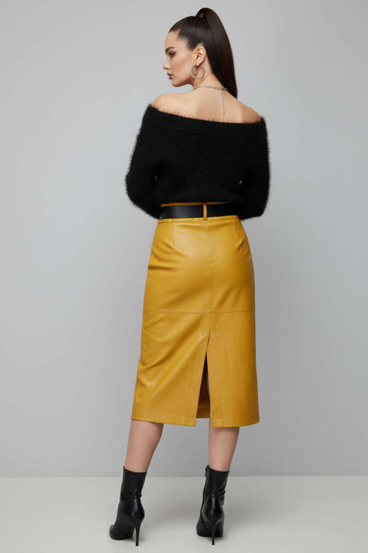 كنزة صوفية سوداء بياقة قارب