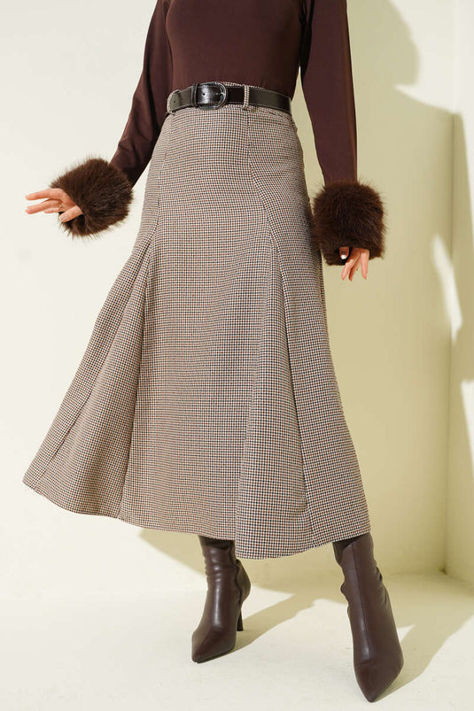 تنورة بيج بنقشة أوراق السرخس مع دبوس