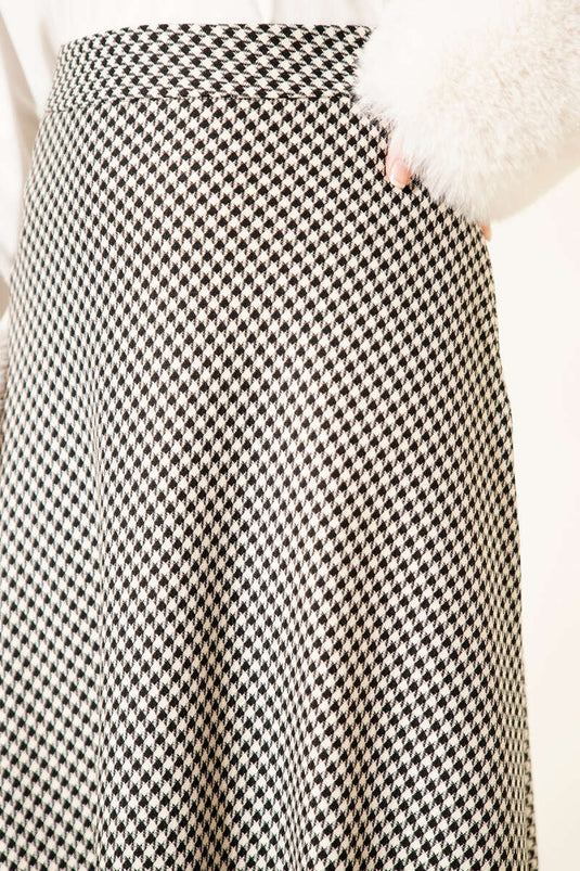 تنورة بنقشة أوراق السرخس باللون الأسود