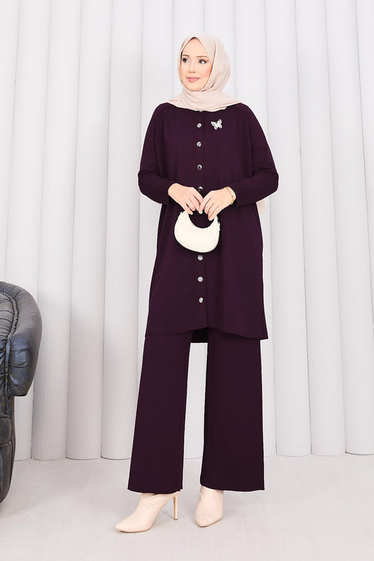 Lila Strickset Mit Schmetterlingsbrosche Und Knöpfen