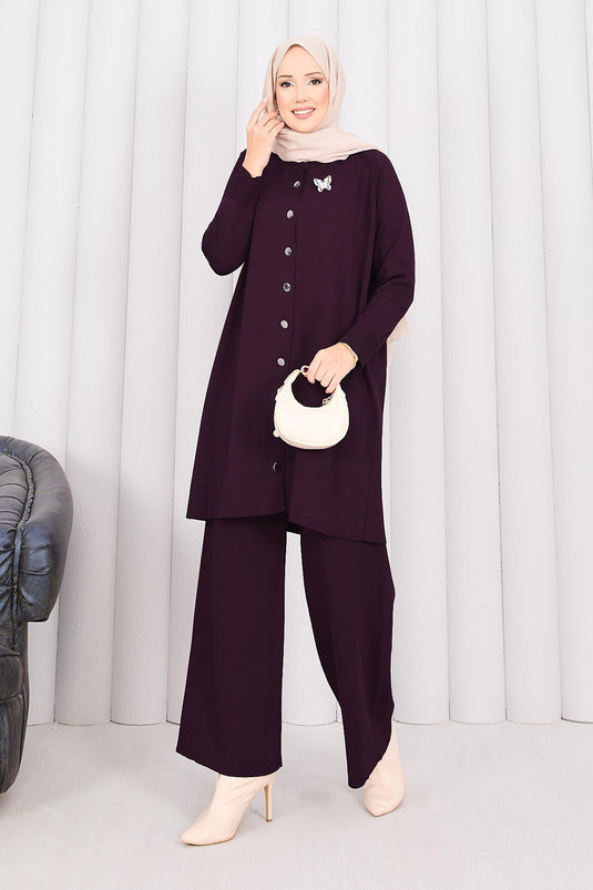 Lila Strickset Mit Schmetterlingsbrosche Und Knöpfen