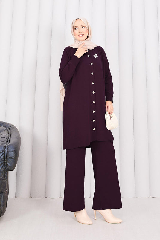 Lila Strickset Mit Schmetterlingsbrosche Und Knöpfen
