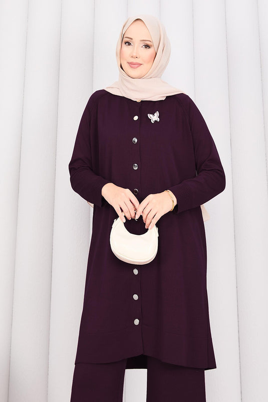 Lila Strickset Mit Schmetterlingsbrosche Und Knöpfen