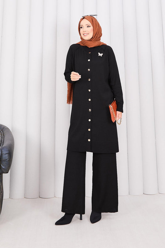Schwarzes Strick-Set Mit Schmetterlingsbrosche Und Knöpfen