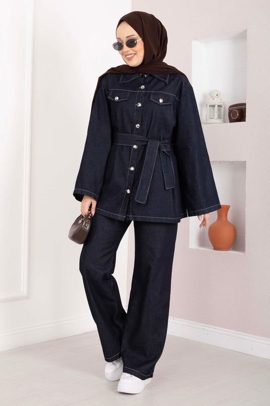 Completo giacca e pantaloni in denim con dettaglio cintura blu scuro