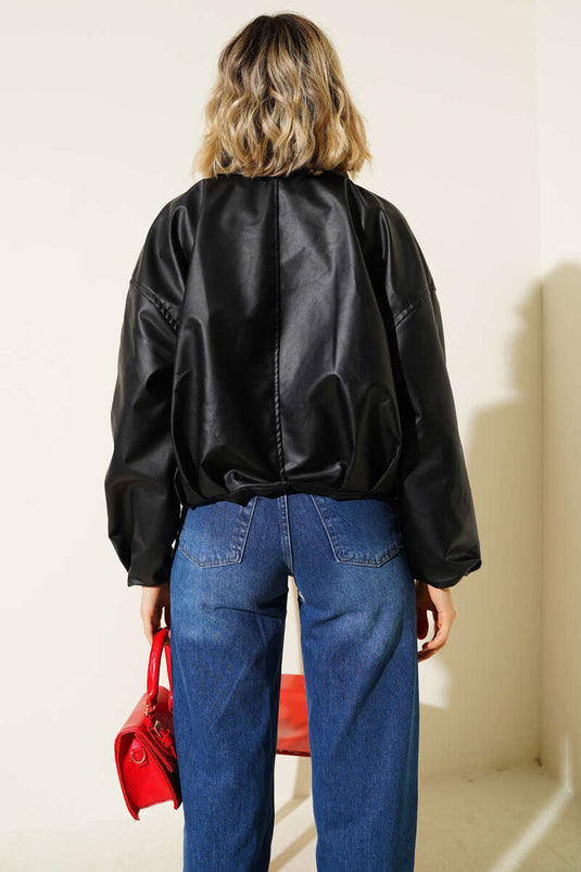Giacca corta in pelle nera con dettaglio cintura e cerniera