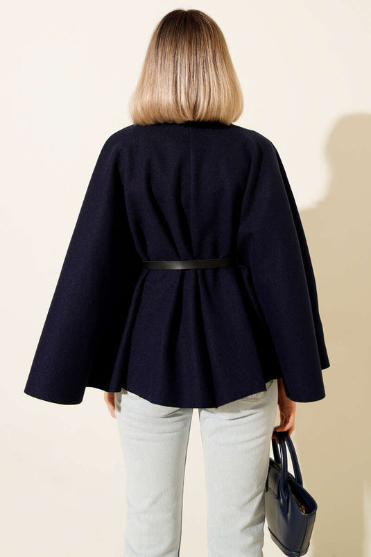 بونشو من الكشمير باللون الأزرق الداكن مع تفاصيل حزام