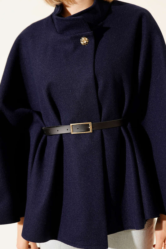 بونشو من الكشمير باللون الأزرق الداكن مع تفاصيل حزام