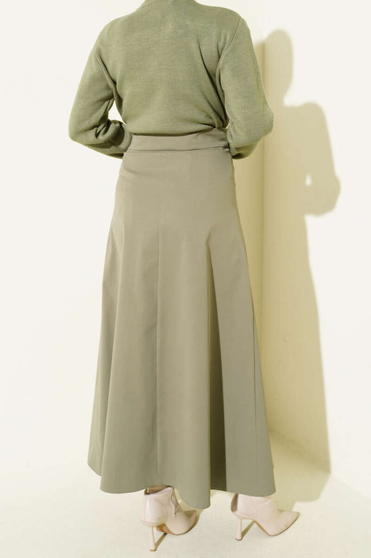 تنورة بحزام وإبزيم وأزرار بلون زيتي