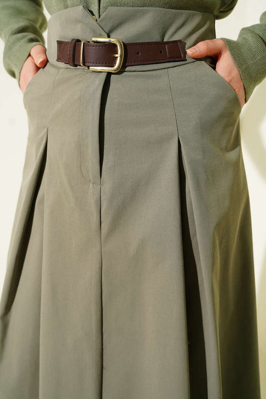 تنورة بحزام وإبزيم وأزرار بلون زيتي