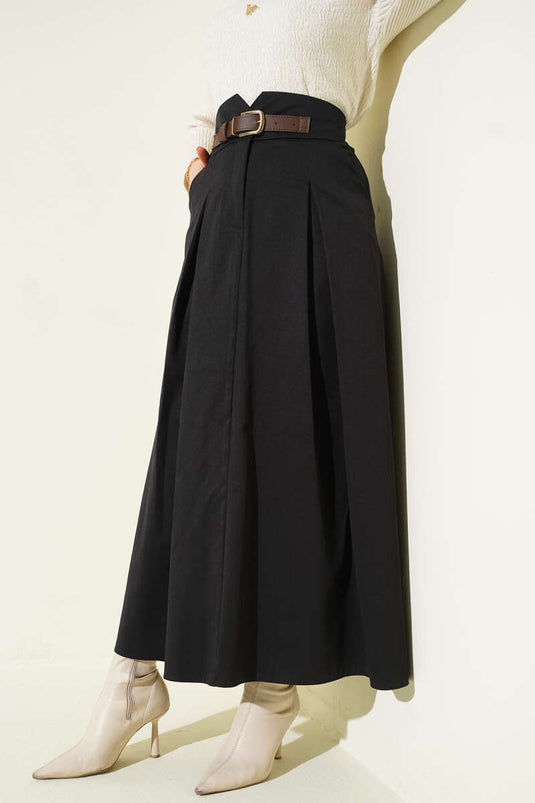 تنورة بأزرار وحزام بمشبك سوداء