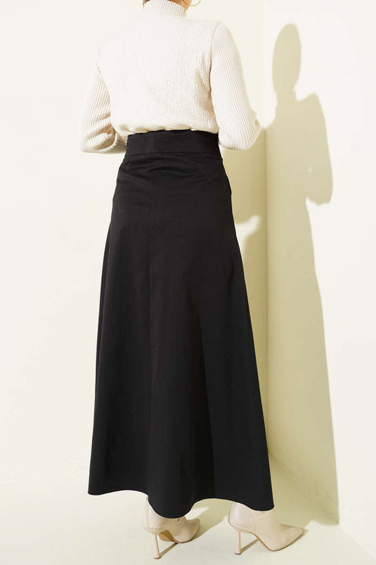 تنورة بأزرار وحزام بمشبك سوداء