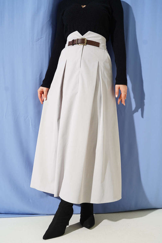 تنورة بأزرار وحزام إبزيم مزينة بالأحجار