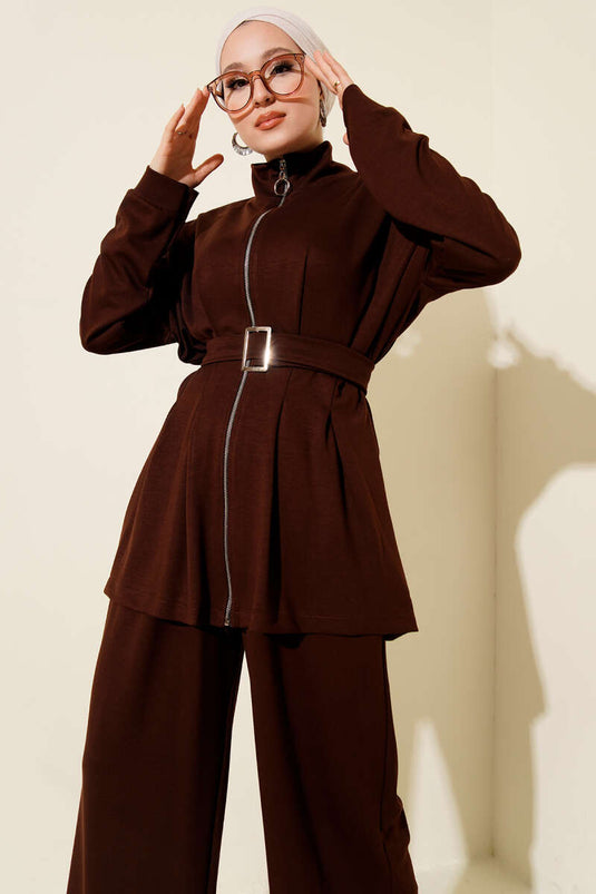 Zweiteiliger Anzug mit Gürtelschnalle und Abnähern, braun