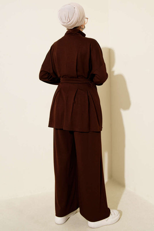 Zweiteiliger Anzug mit Gürtelschnalle und Abnähern, braun