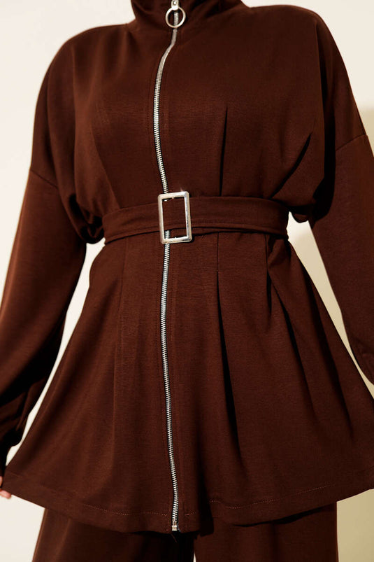 Zweiteiliger Anzug mit Gürtelschnalle und Abnähern, braun