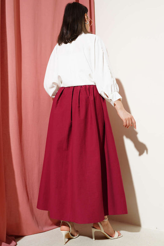 بلوزة بيضاء مزينة بإبزيم الحزام