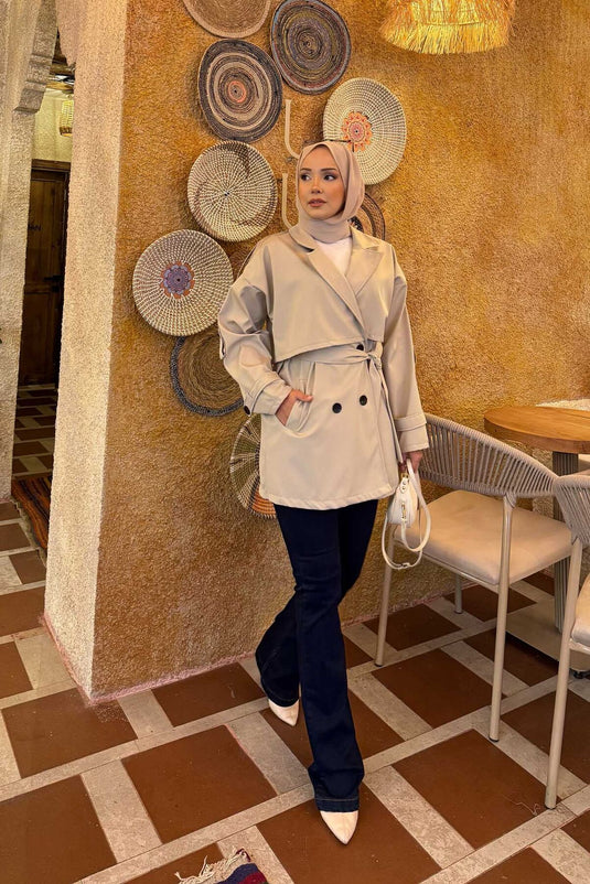 Trench-coat haut de gamme détaillé avec épaulettes ceinturées, couleur pierre