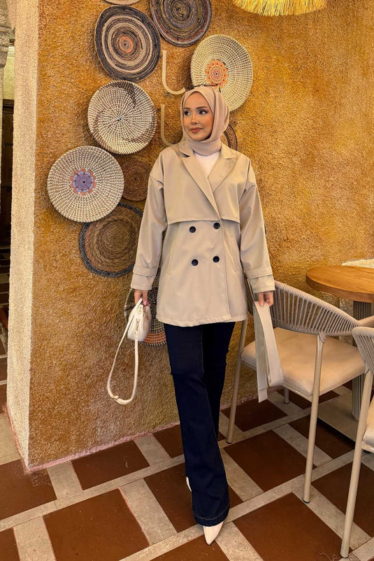 Trench-coat haut de gamme détaillé avec épaulettes ceinturées, couleur pierre