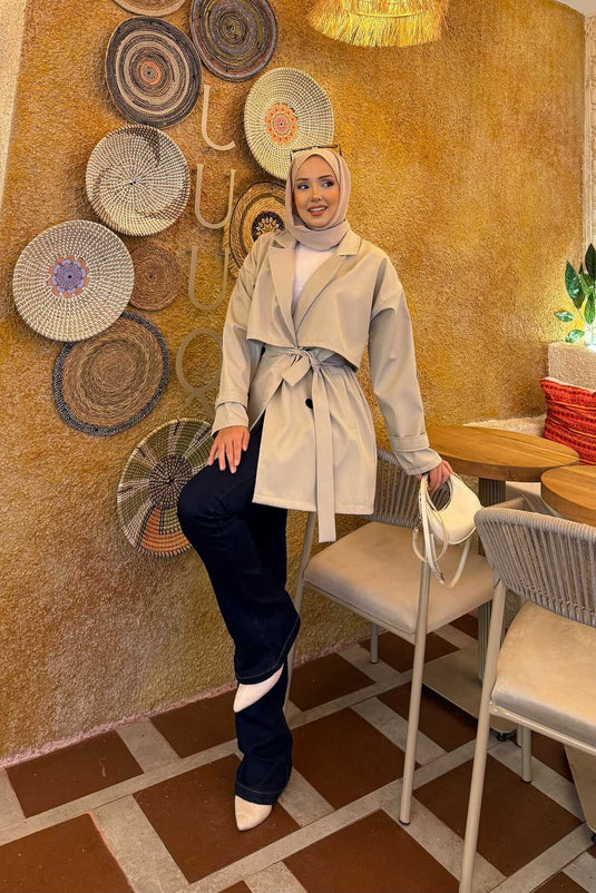 Trench-coat haut de gamme détaillé avec épaulettes ceinturées, couleur pierre