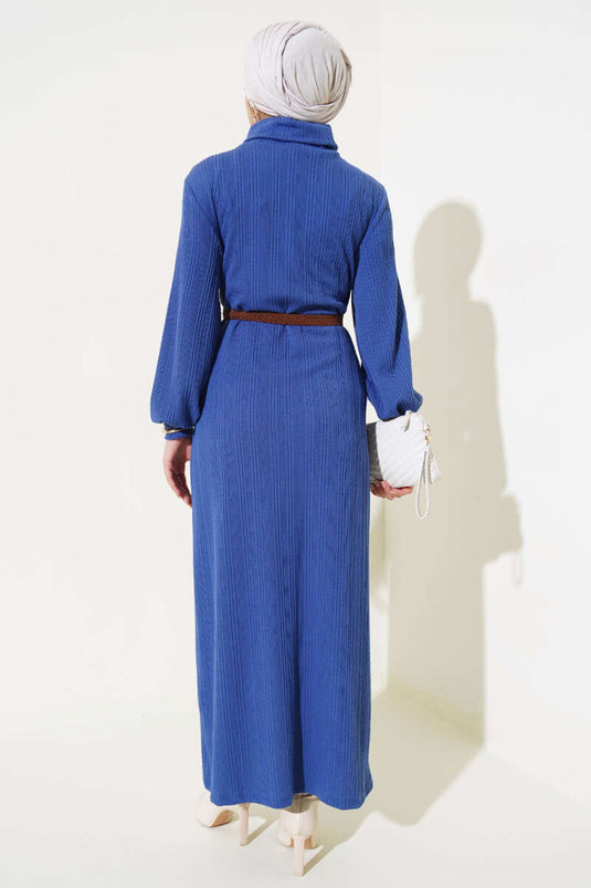 فستان بياقة مدورة وحزام نيلي