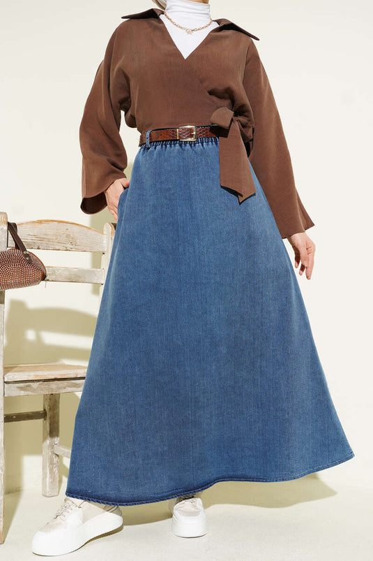 Jupe en jean bleue avec ceinture élastiquée, poches et ceinture