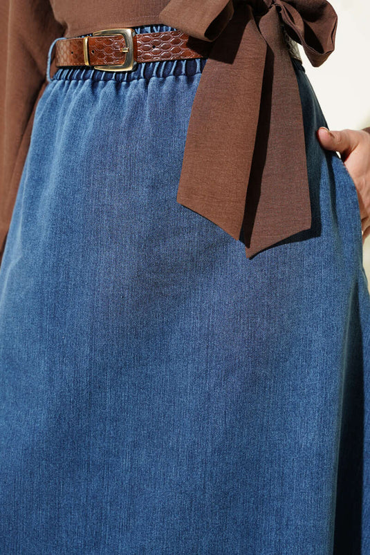 Jupe en jean bleue avec ceinture élastiquée, poches et ceinture