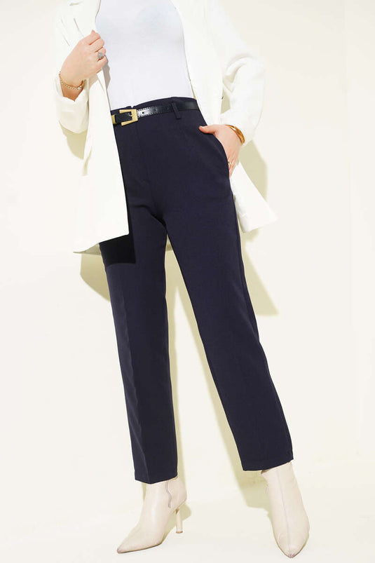 Pantalon en tissu bleu marine à jambe étroite avec ceinture et poches