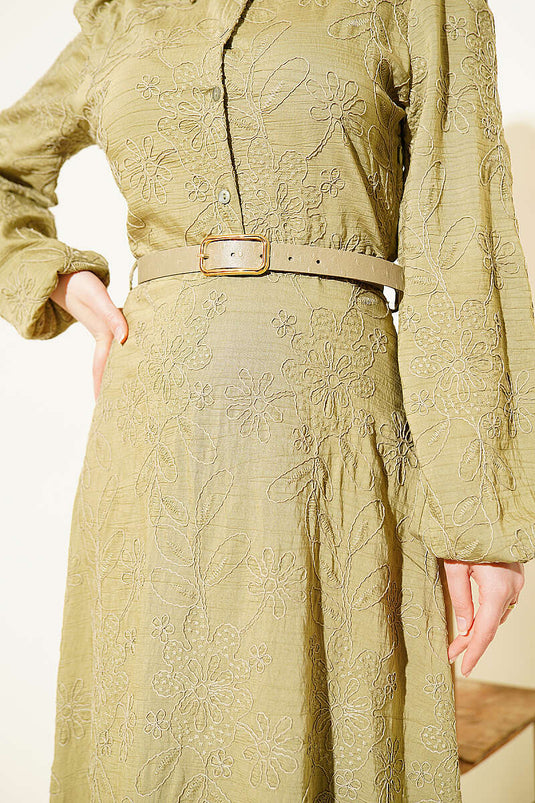 Abito con cintura, ricamo floreale e bottoni, verde oliva