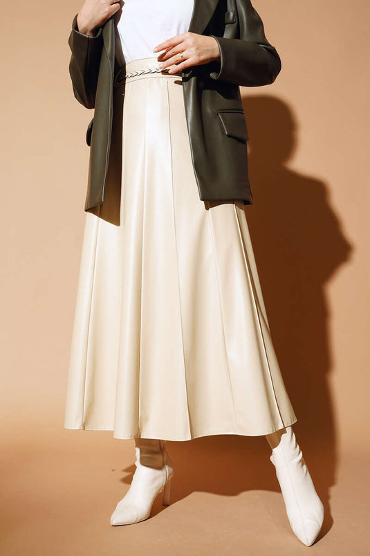 تنورة جلدية بحزام بيج