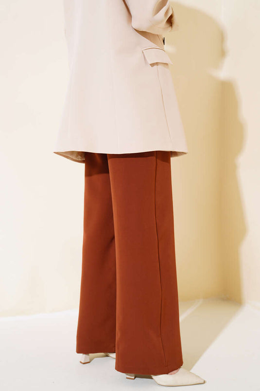 بنطلون فضفاض بحزام بني