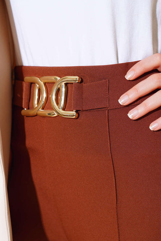 بنطلون فضفاض بحزام بني