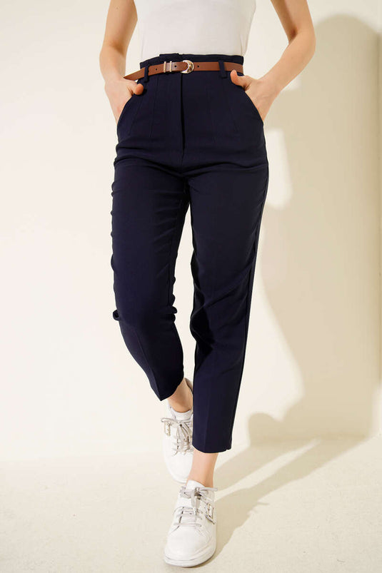 Pantalón de tela azul marino con cinturón y pierna estrecha