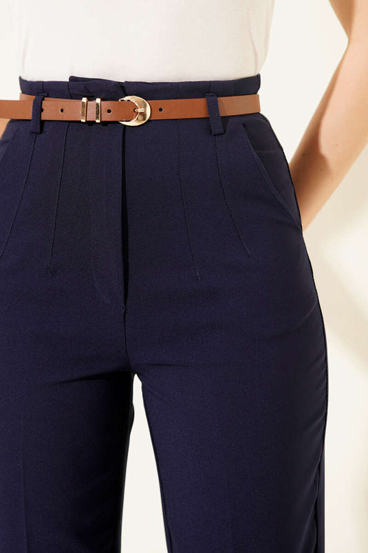 Pantalón de tela azul marino con cinturón y pierna estrecha