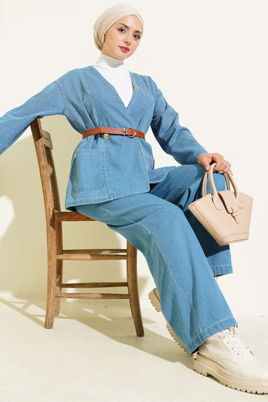 Completo due pezzi in denim con cintura e bottoni, blu denim