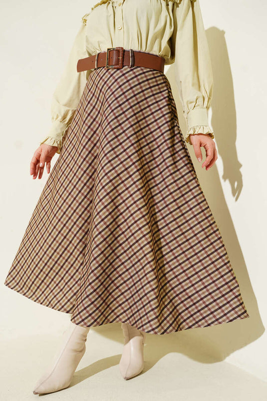 تنورة واسعة بنقشة مربعات بحزام بلون الجمل