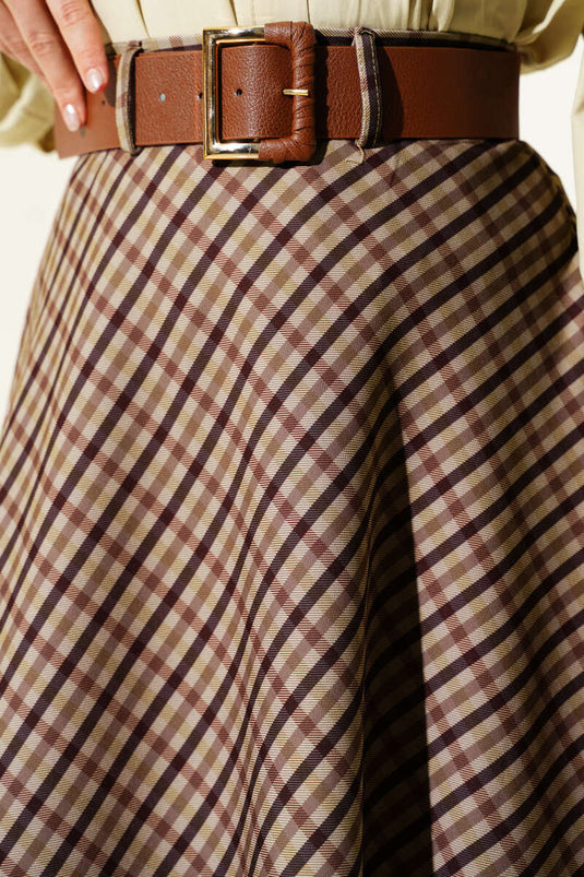 تنورة واسعة بنقشة مربعات بحزام بلون الجمل