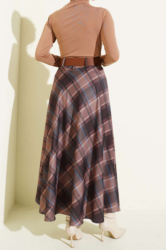 تنورة واسعة بنقشة مربعات بحزام بلون القهوة بالحليب